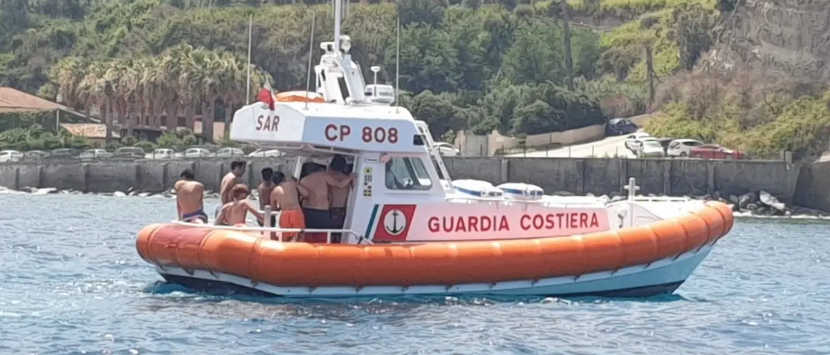 Barca affonda a Briatico, la Guardia costiera salva sette ragazzi