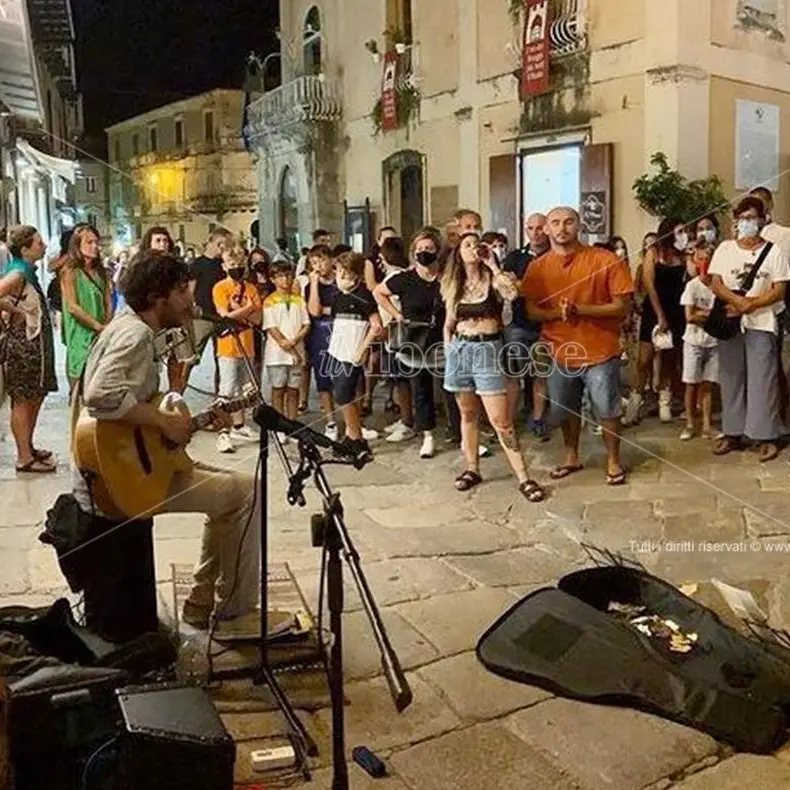 Musicisti multati, maltrattati e allontanati da Tropea per aver “osato” suonare in strada