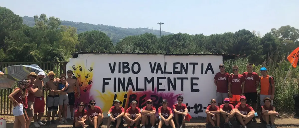 Vibo Marina, Libera cancella la scritta offensiva contro i carabinieri -Video