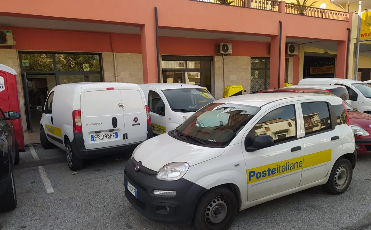 Vibo, crolla pezzo di intonaco dal soffitto del centro di smistamento di Poste Italiane