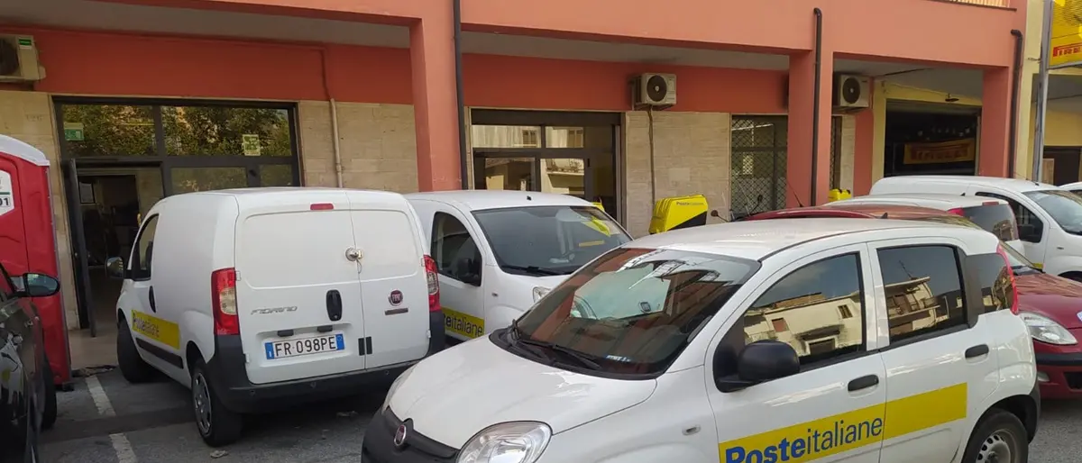 Vibo, crolla pezzo di intonaco dal soffitto del centro di smistamento di Poste Italiane