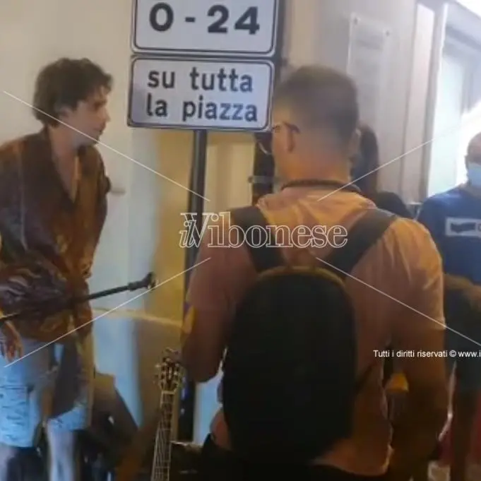 Musicisti allontanati da Tropea, L’Andolina al sindaco: «Diventati il borgo più ridicolo d’Italia»