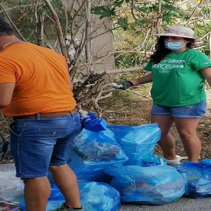 Cessaniti, cittadini “armati” di sacchi e guanti ripuliscono la strada provinciale