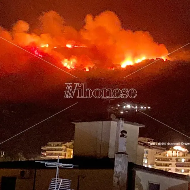 Incendio sopra Vibo Marina, vigili del fuoco impegnati a spegnere le fiamme
