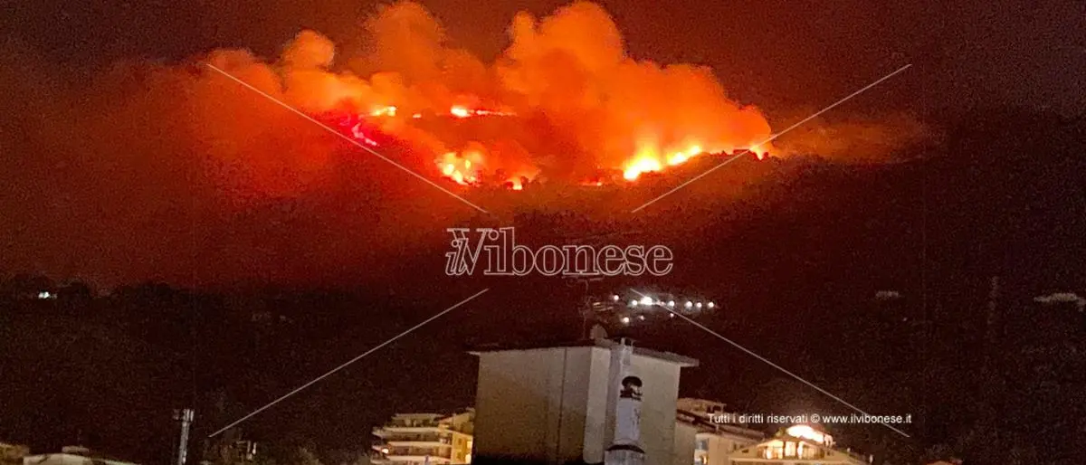 Incendio sopra Vibo Marina, vigili del fuoco impegnati a spegnere le fiamme