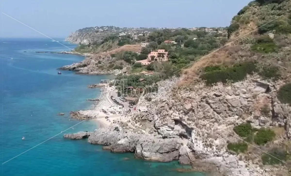 Alla scoperta della Costa degli dei, Coccorino tra la “spiaggia dell'ippopotamo” e vecchie cave di sale - Video