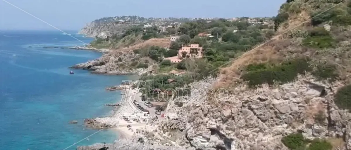 Alla scoperta della Costa degli dei, Coccorino tra la “spiaggia dell'ippopotamo” e vecchie cave di sale - Video