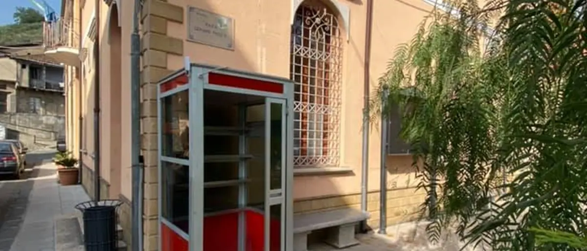A Gerocarne arriva “Leggicom”, la cabina telefonica che fa da biblioteca