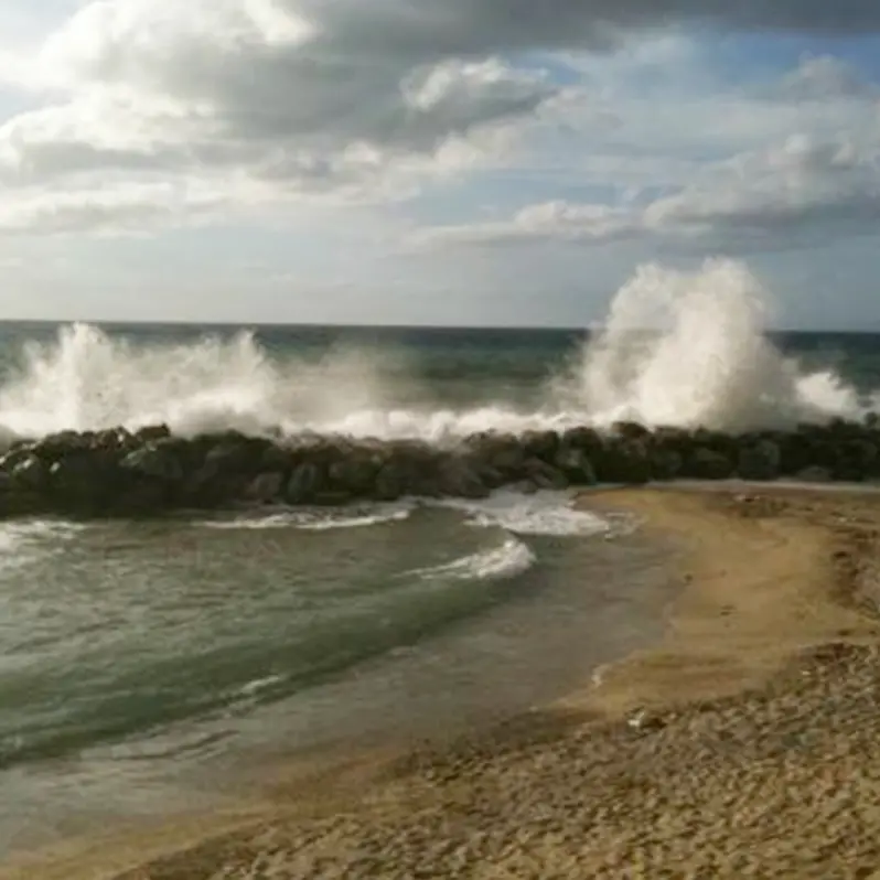 Pizzo: turisti in balia delle onde, salvati da un dipendente della cooperativa Kairos -Video