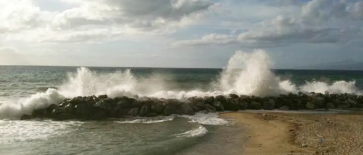 Pizzo: turisti in balia delle onde, salvati da un dipendente della cooperativa Kairos -Video