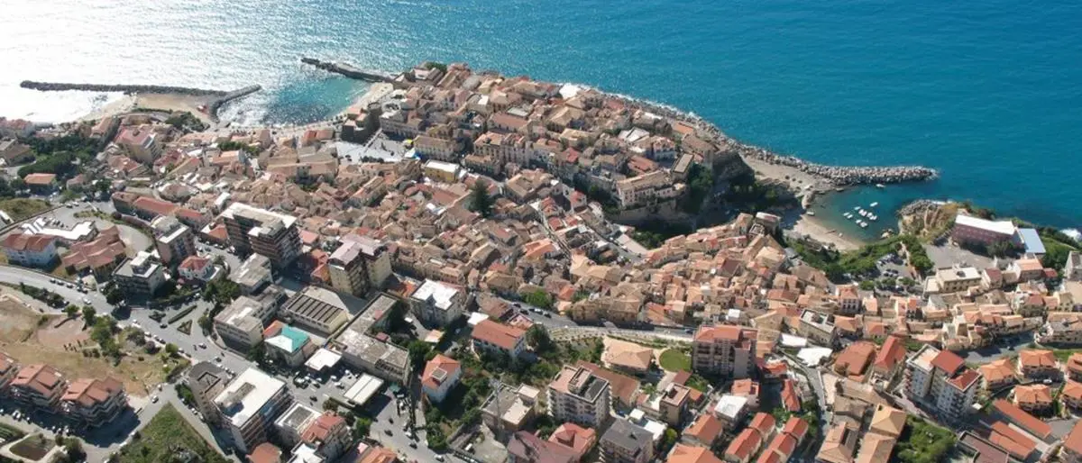 Pizzo, iniziata la demolizione dei box abusivi situati nella “Piazzetta”