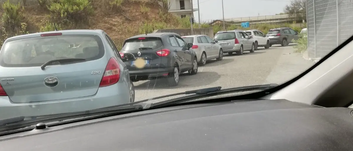 Covid, in auto e in fila da stamattina alle 9 per poter eseguire il tampone