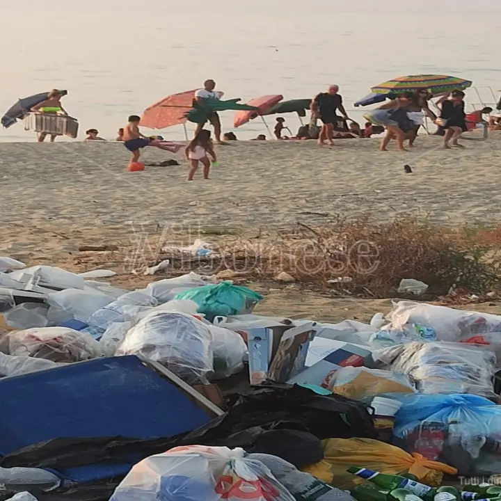 Pizzo: benvenuti al lido \"monnezza\", spiaggia con discarica e mare verde