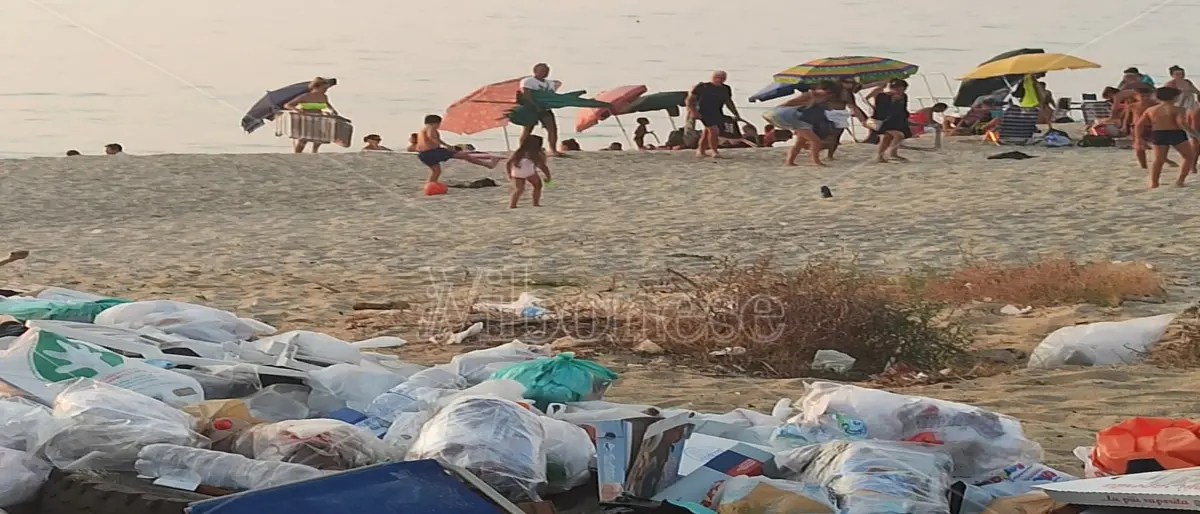 Pizzo: benvenuti al lido \"monnezza\", spiaggia con discarica e mare verde