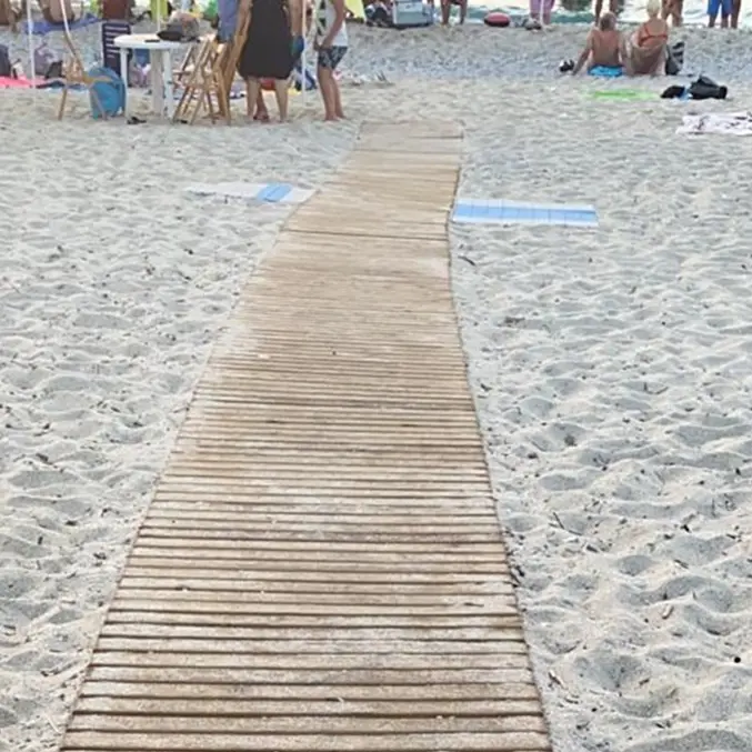 Vibo Marina, passerelle per l’accesso al mare dei disabili: Bruni tranquillizza