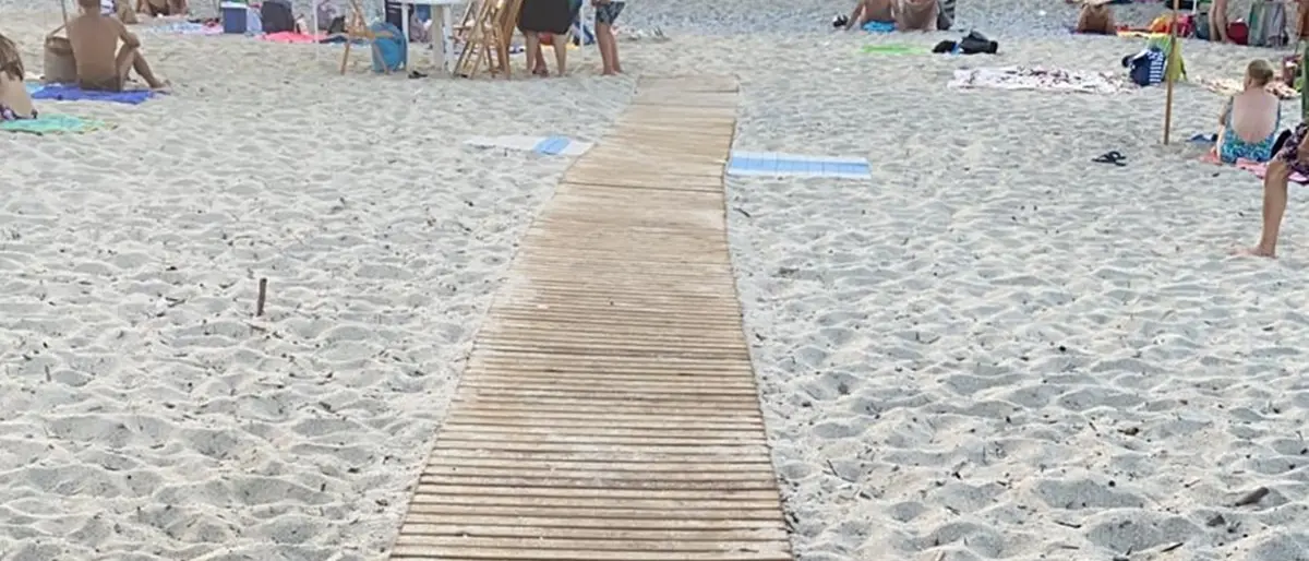 Vibo Marina, passerelle per l’accesso al mare dei disabili: Bruni tranquillizza