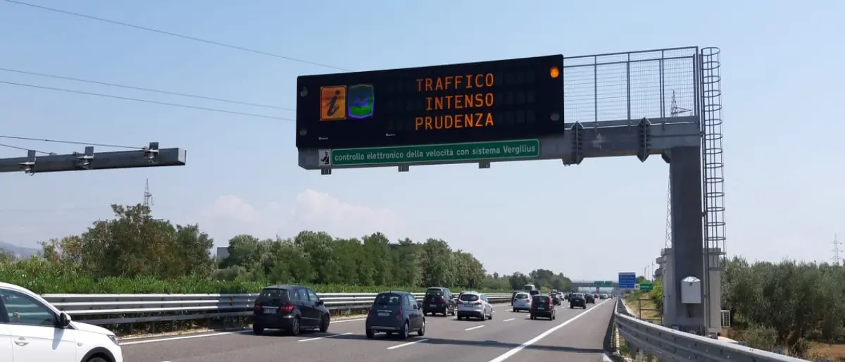 Esodo estivo: weekend da bollino rosso sull'A2, al via i primi rientri