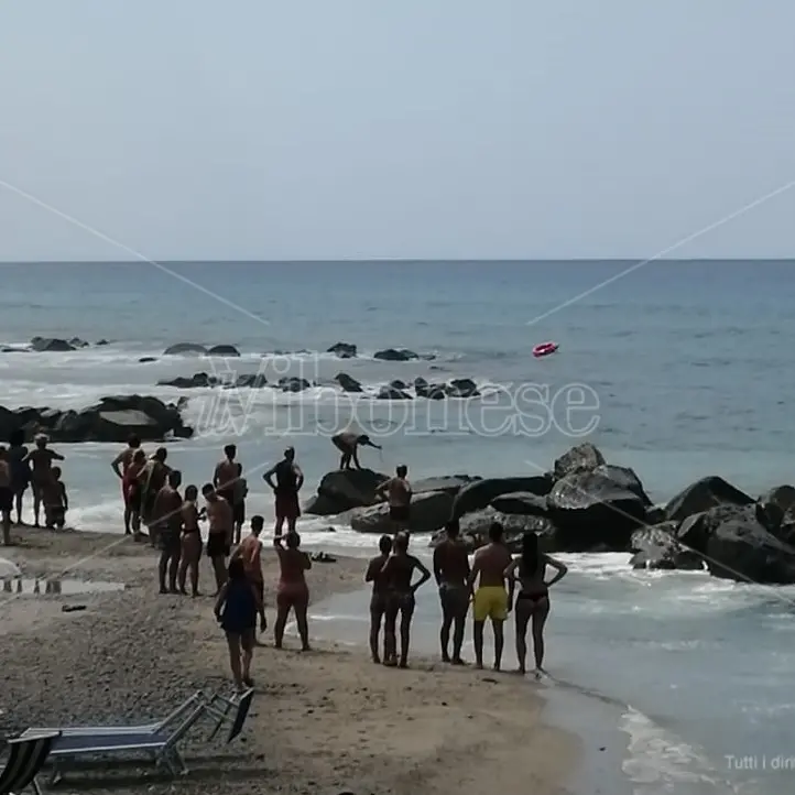 Capo Vaticano, si tuffa tra le onde e rischia di annegare: salvato dai bagnini