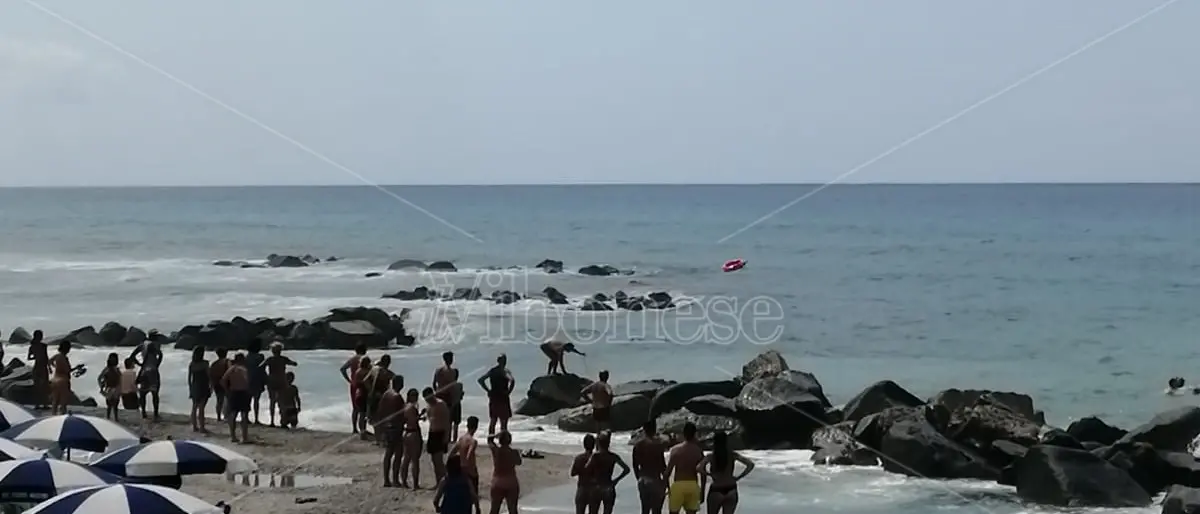 Capo Vaticano, si tuffa tra le onde e rischia di annegare: salvato dai bagnini