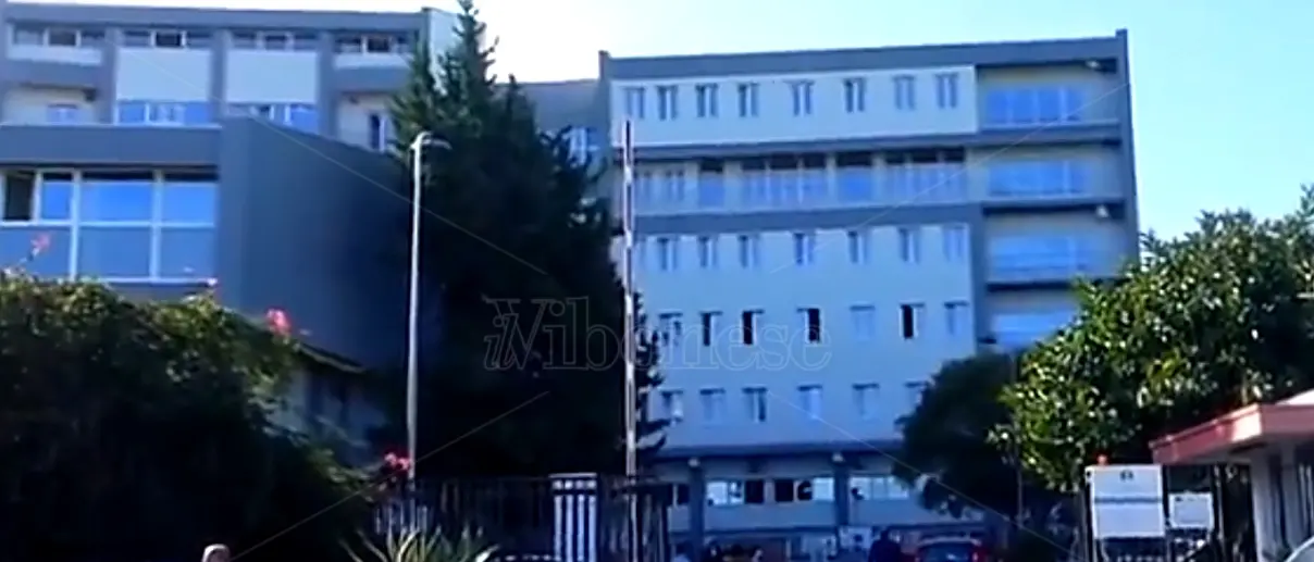 Turista morto in ospedale a Tropea dopo compressa di ibuprofene, disposta l’autopsia