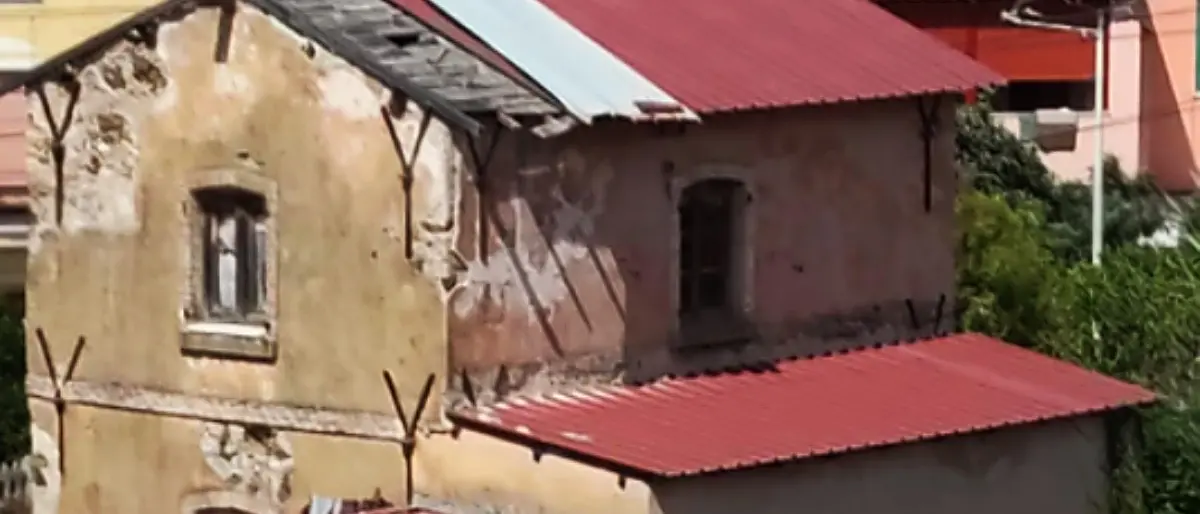 Il vecchio casello ferroviario di Vibo Marina che cade a pezzi, si muove il Comune