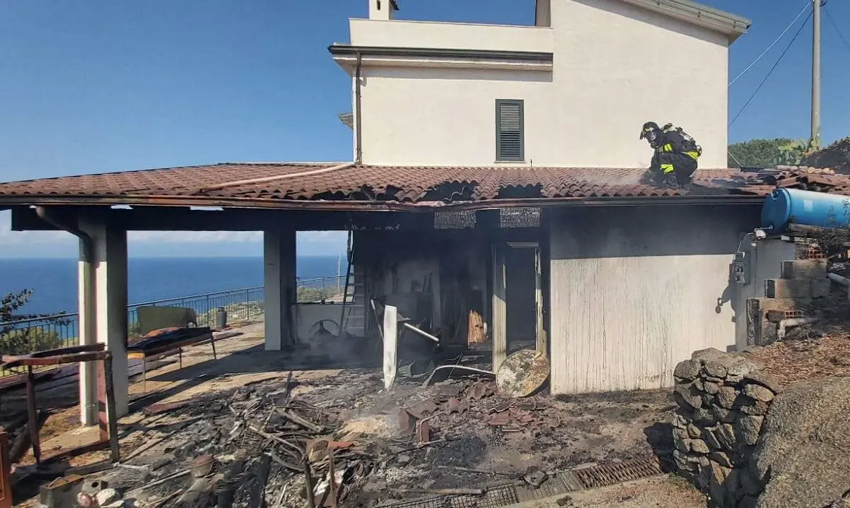 Vasto incendio a Zambrone, il fuoco raggiunge due villette - Foto