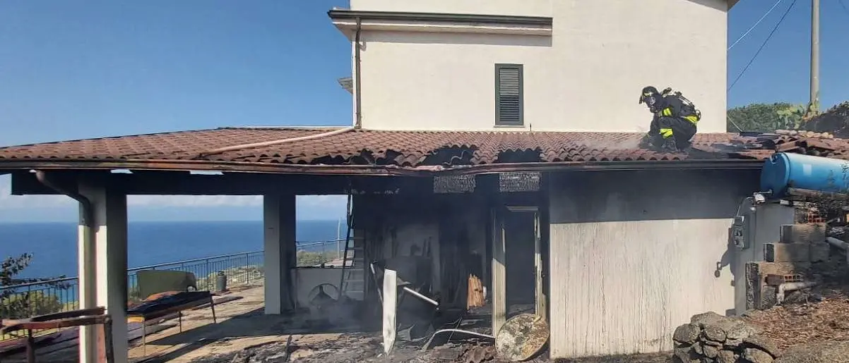 Vasto incendio a Zambrone, il fuoco raggiunge due villette - Foto