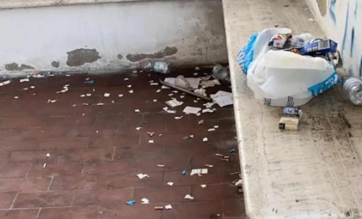 Porto di Tropea, degrado nell’area dedicata ai turisti diretti alle Eolie (Foto)