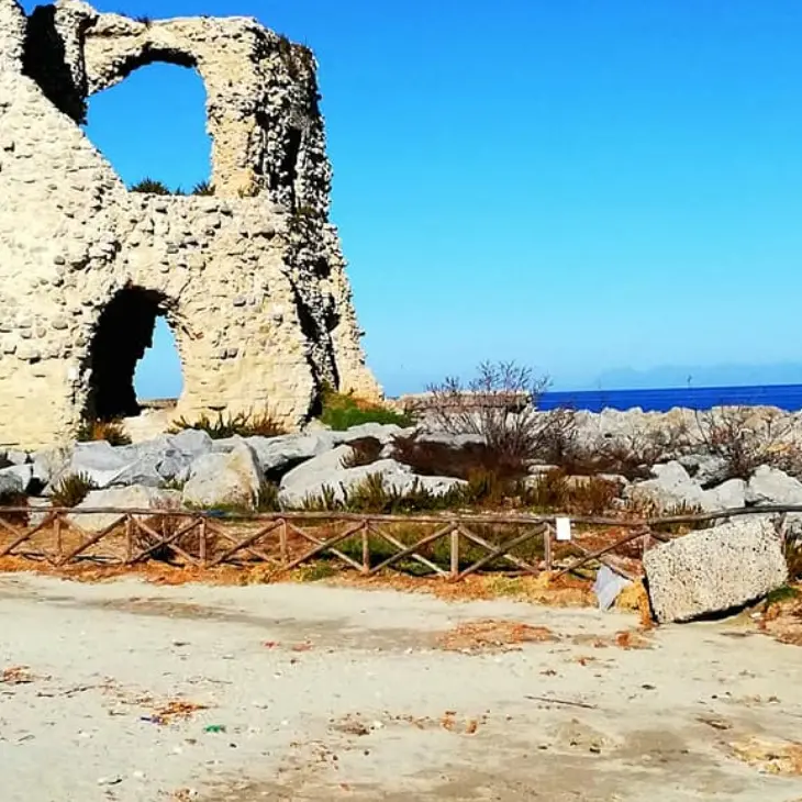 A Briatico il mare restituisce un’antica vasca per la lavorazione del pesce