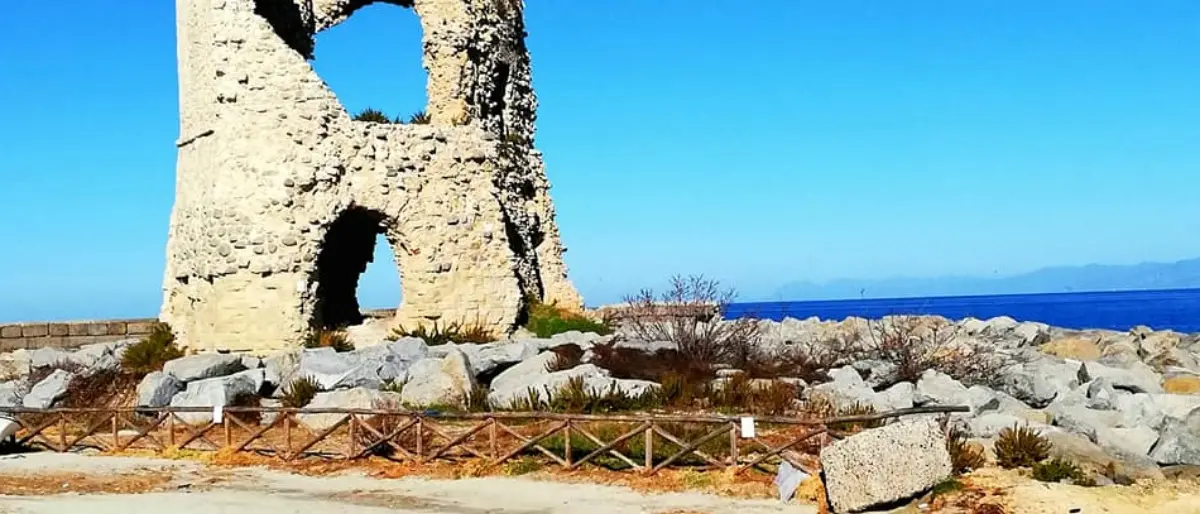 A Briatico il mare restituisce un’antica vasca per la lavorazione del pesce