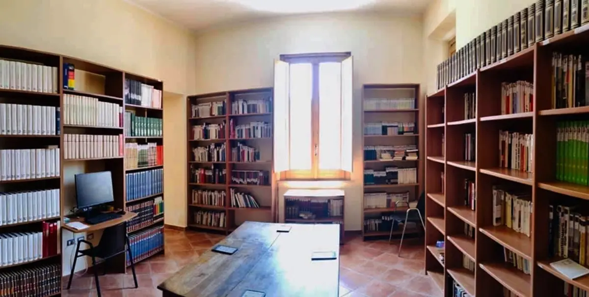 Serra, la biblioteca comunale beneficiaria di fondi regionali: «Dai topi a 3D e IA, sarà tra le più innovative della Calabria»
