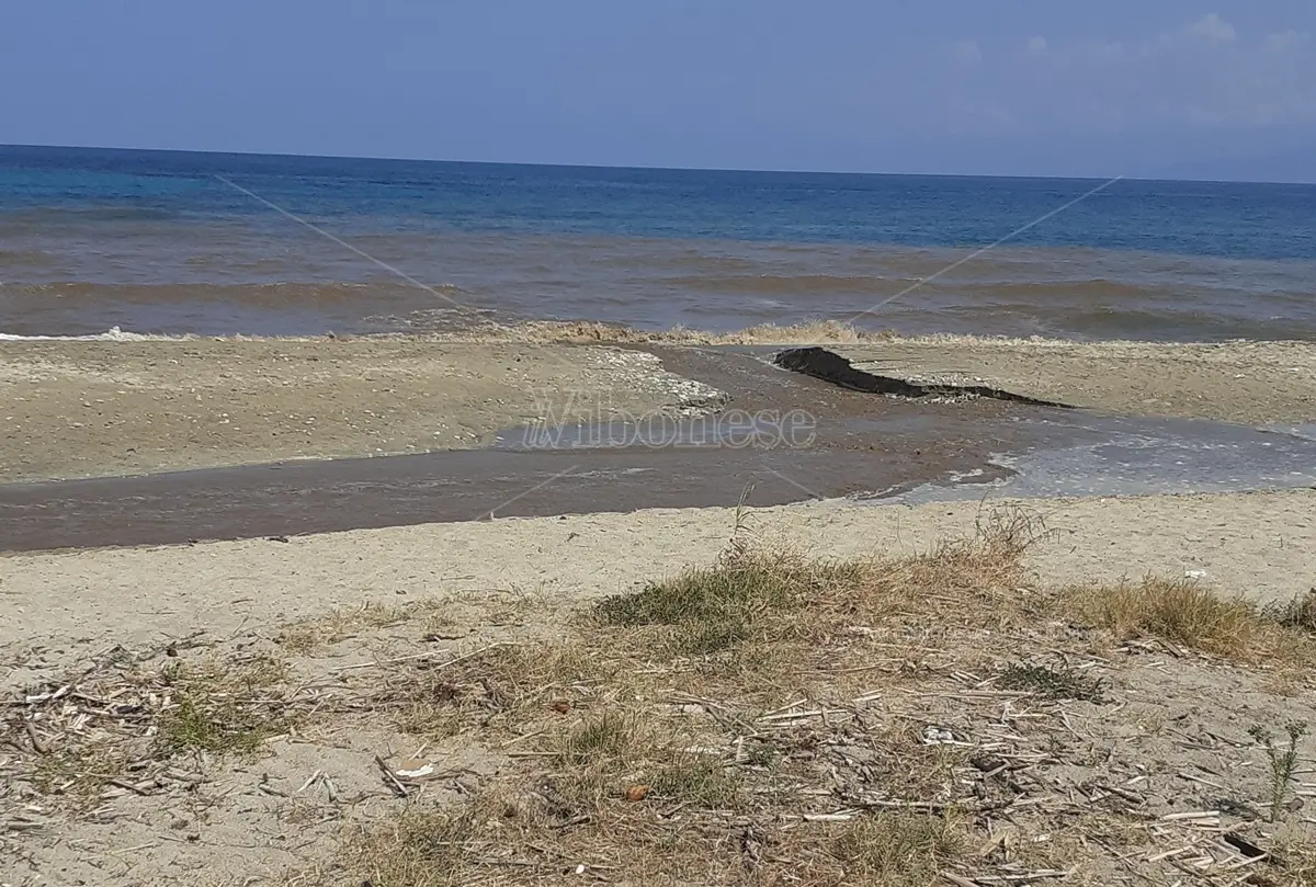 Trainiti: basta la prima pioggia per cancellare parte della spiaggia - Foto