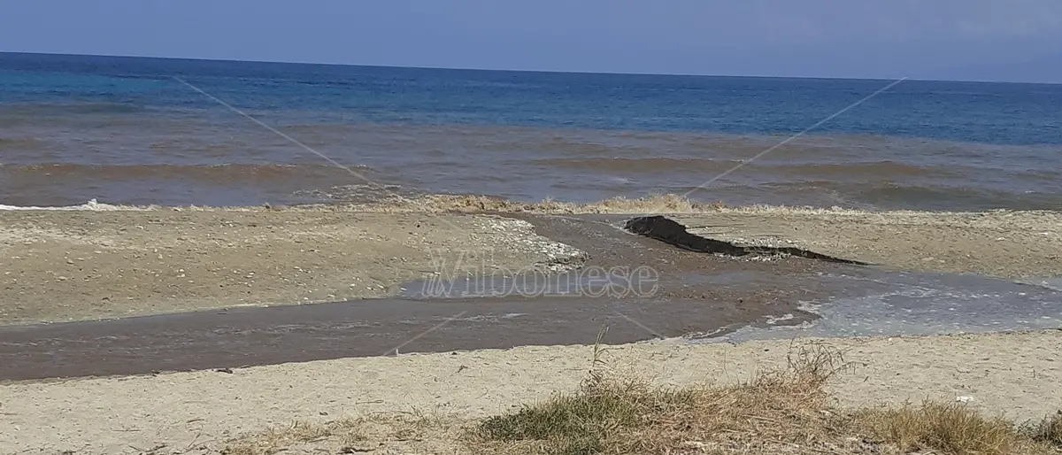 Trainiti: basta la prima pioggia per cancellare parte della spiaggia - Foto