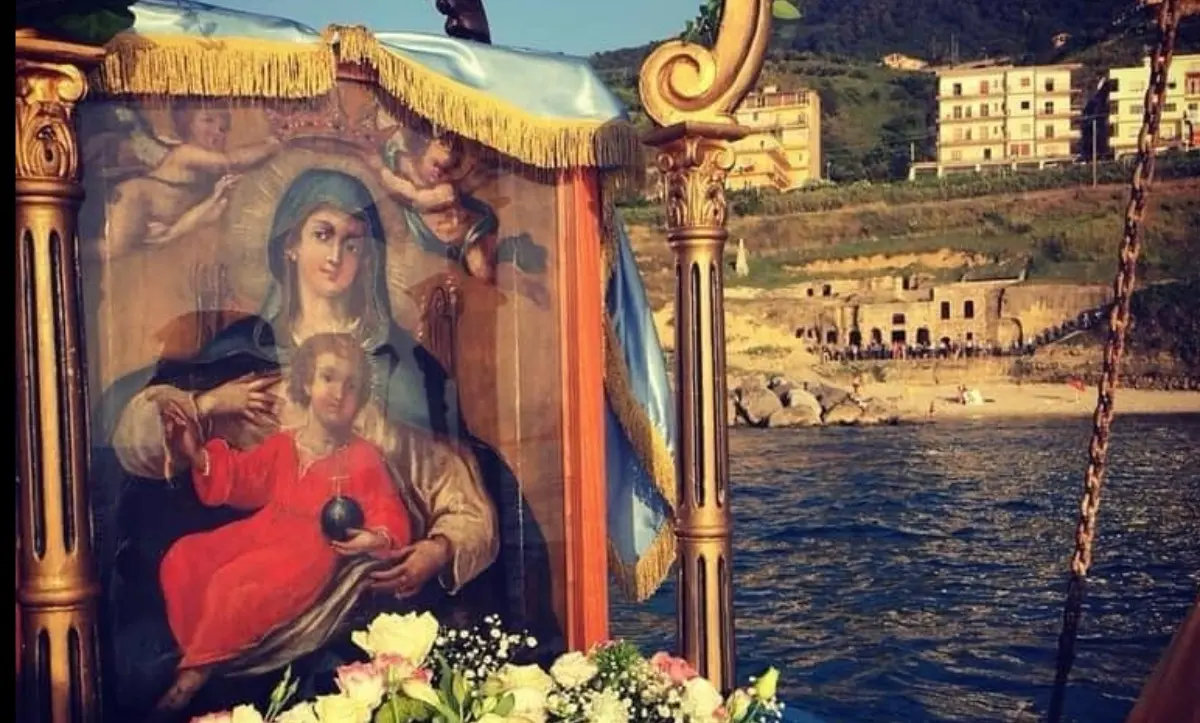 Pizzo, il quadro della Madonna di Piedigrotta esposto a San Francesco. Il Comune: «Soluzione provvisoria»