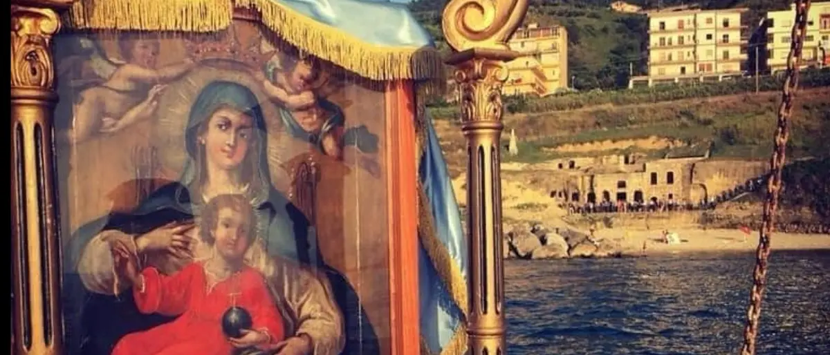 Pizzo, il quadro della Madonna di Piedigrotta esposto a San Francesco. Il Comune: «Soluzione provvisoria»