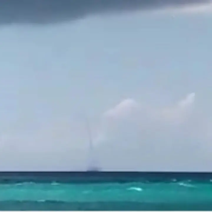 Maltempo, tromba d'aria al largo della Costa degli dei - Video