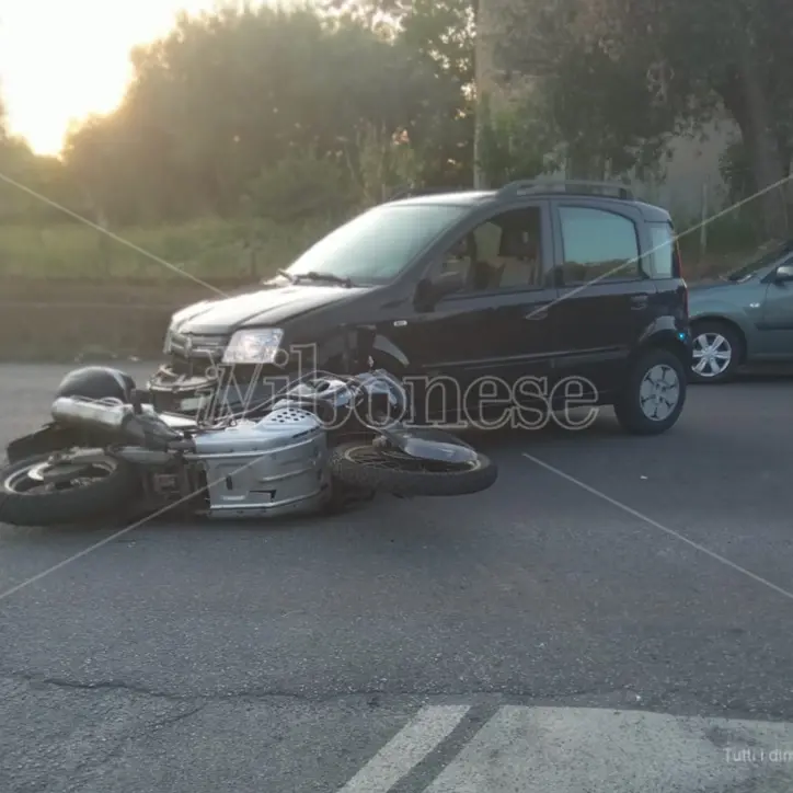 Incidente tra Vibo e Vena, un ferito nello scontro tra moto e auto