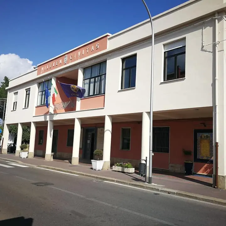 Mileto, il sindaco plaude all’individuazione degli autori dello sfregio alla targa anti ‘ndrangheta