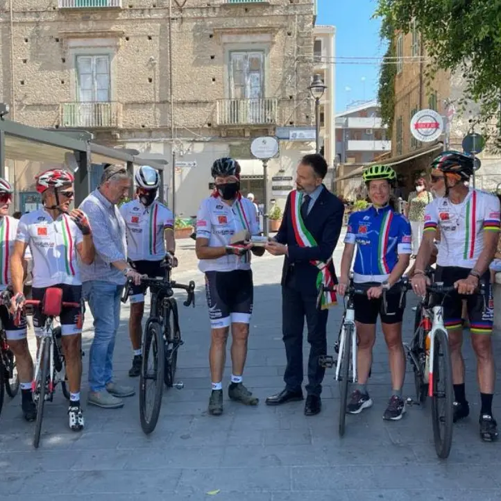 La carovana in bici “Mattone del mondo” saluta Tropea per raggiungere la Sicilia