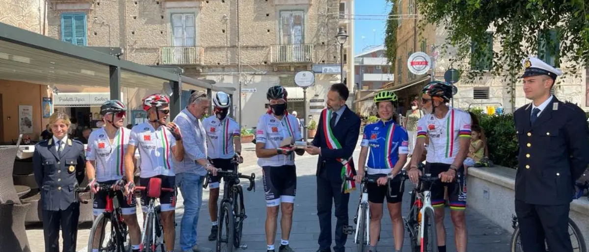 La carovana in bici “Mattone del mondo” saluta Tropea per raggiungere la Sicilia