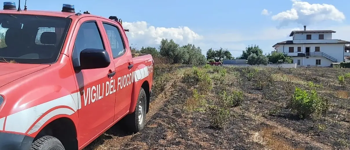 Cessaniti, vigili del fuoco intervengono per un incendio e salvano 93enne