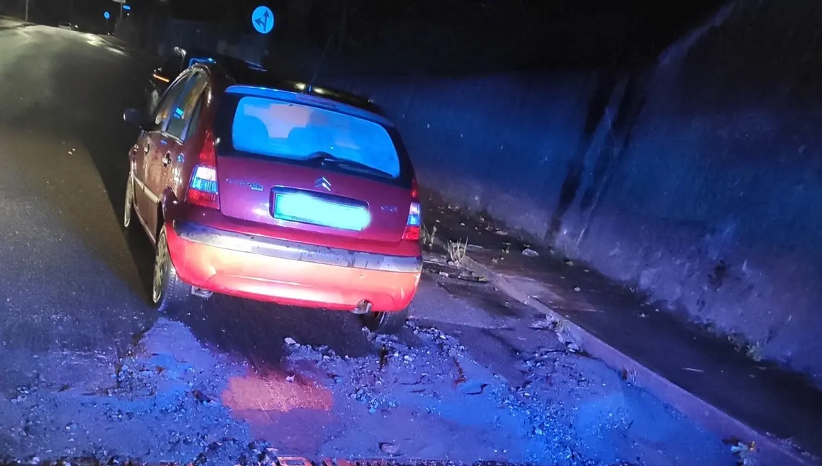 Vibo, maltempo: intrappolati all'interno della propria auto circondata dall'acqua