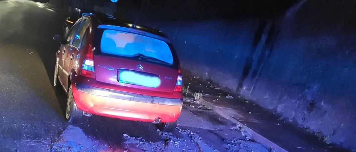 Vibo, maltempo: intrappolati all'interno della propria auto circondata dall'acqua