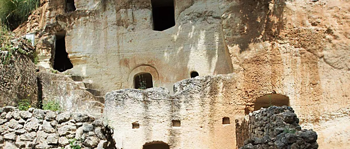 Insediamento rupestre di Zungri, dopo la pandemia cresce la riscoperta del territorio