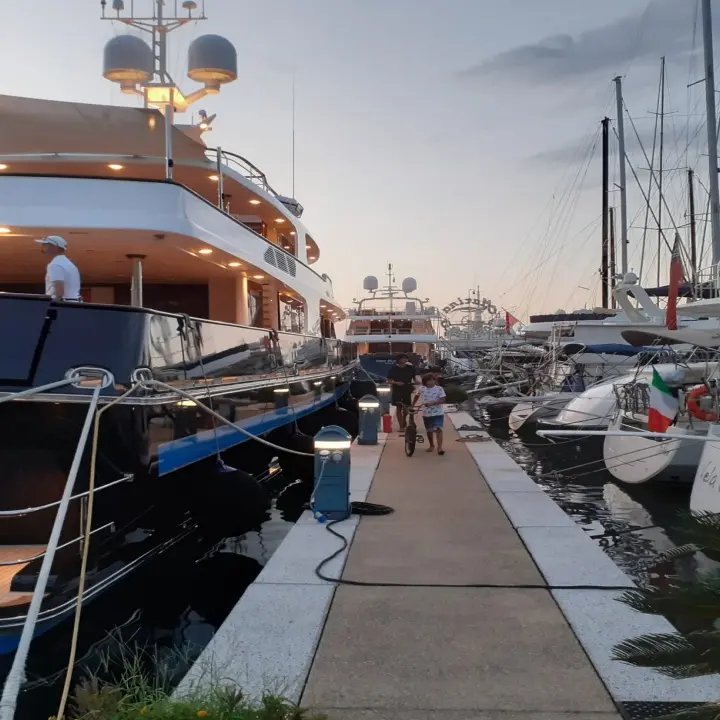 Il lussuoso yacht di Valentino approda a Vibo Marina