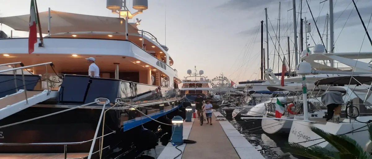 Il lussuoso yacht di Valentino approda a Vibo Marina