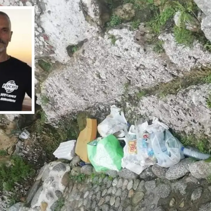 Briatico, emigrato ripulisce l’area della Grotta della Madonna del mare invasa da rifiuti