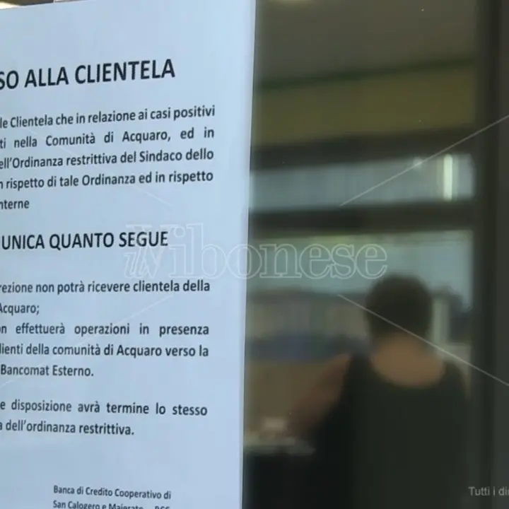 La banca vieta l'ingresso alla comunità di Acquaro, ma poi chiede scusa e fa rimuovere l'avviso -Video