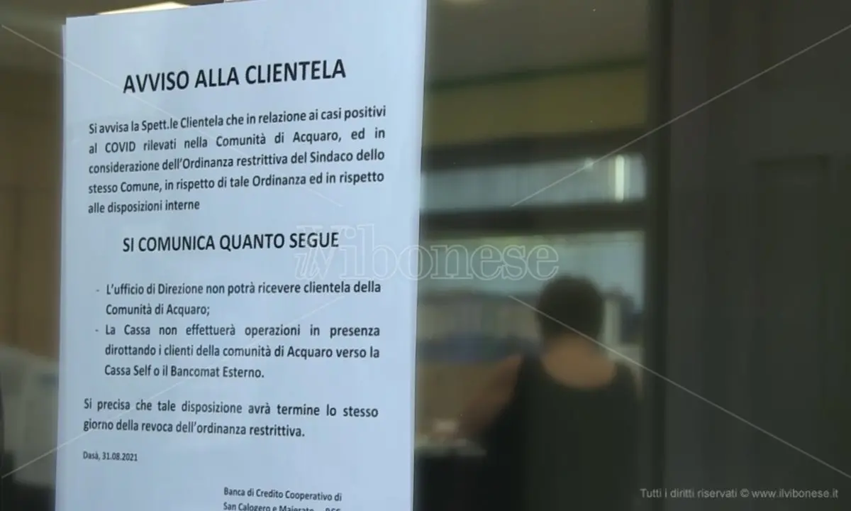 La banca vieta l'ingresso alla comunità di Acquaro, ma poi chiede scusa e fa rimuovere l'avviso -Video