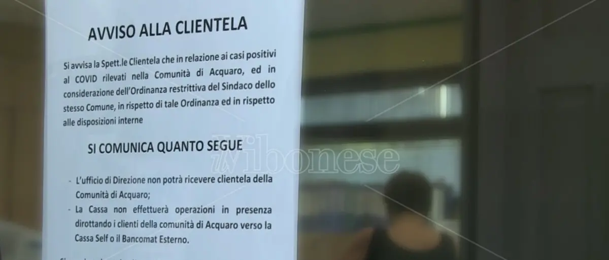 La banca vieta l'ingresso alla comunità di Acquaro, ma poi chiede scusa e fa rimuovere l'avviso -Video